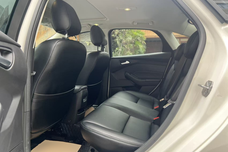 福特 福克斯 2017款 三厢 EcoBoost 180 自动精英型中控内饰21