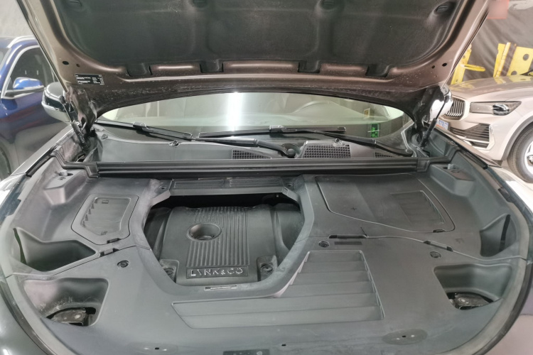 领克01 2017款 2.0T 两驱型Pro版机舱底盘24