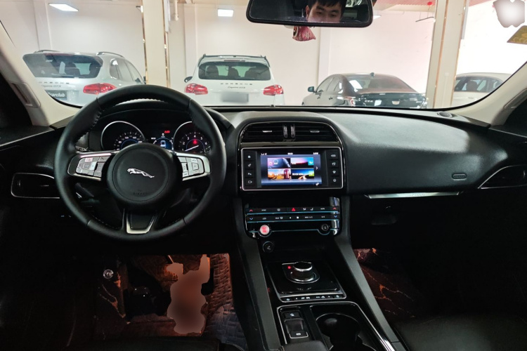 捷豹F-PACE 2018款 2.0T 两驱都市尊享版中控内饰7002