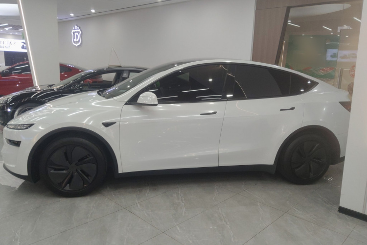 特斯拉 Model Y 2025款 后轮驱动 首发版车身外观4