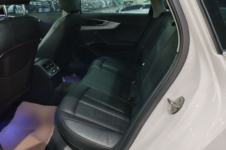 奥迪A4L 2017款 Plus 40 TFSI 时尚型中控内饰7004