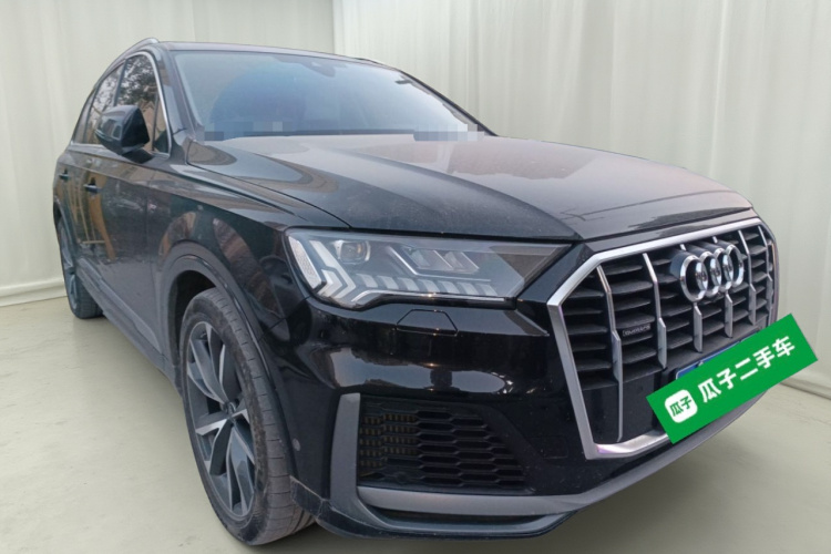 奥迪Q7 2023款 55 TFSI quattro S line运动型车身外观3