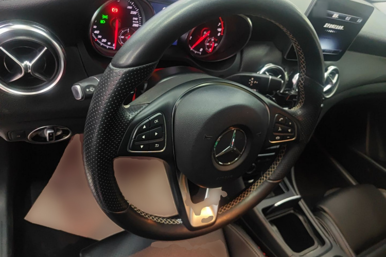 奔驰GLA 2018款 GLA 200 时尚型中控内饰13