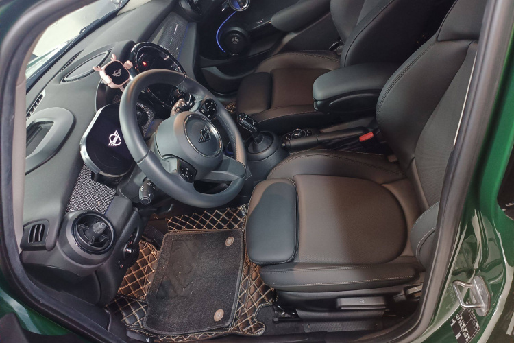 MINI 2023款 1.5T COOPER 艺术家 五门版中控内饰19