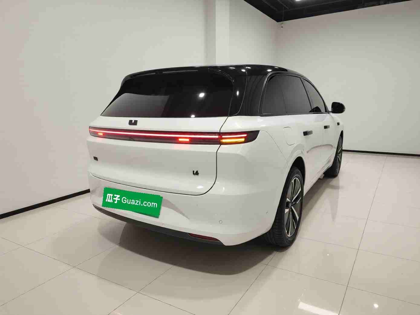 车辆右后45度外观展示