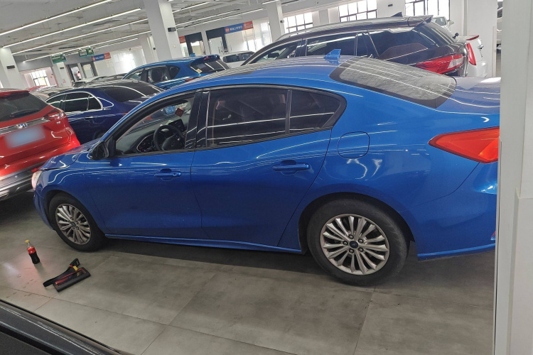 福特 福克斯 2020款 三厢 EcoBoost 180 自动锋潮型车身外观4