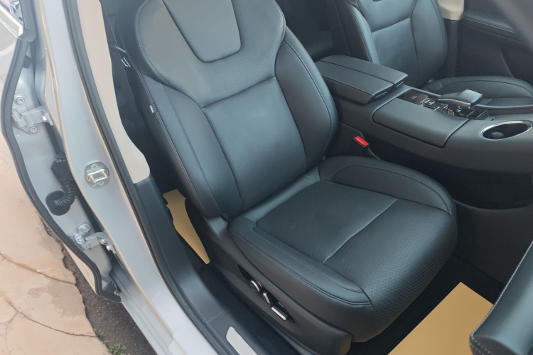 鸿蒙智行 问界M5 2022款 增程四驱性能版局部细节41