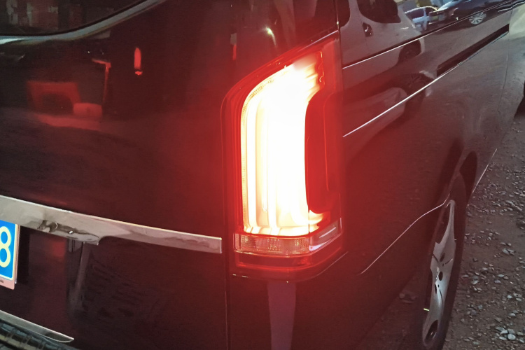 奔驰 威霆 2021款 2.0T 精英版 7座车身外观9