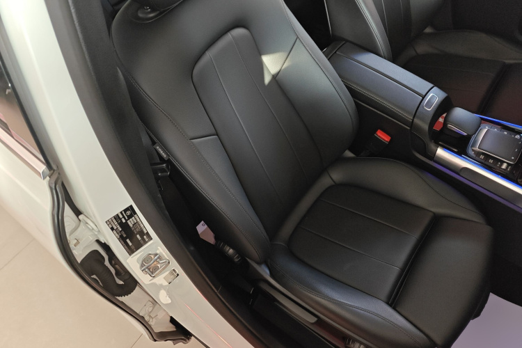 奔驰GLB 2021款 GLB 200 动感型局部细节41