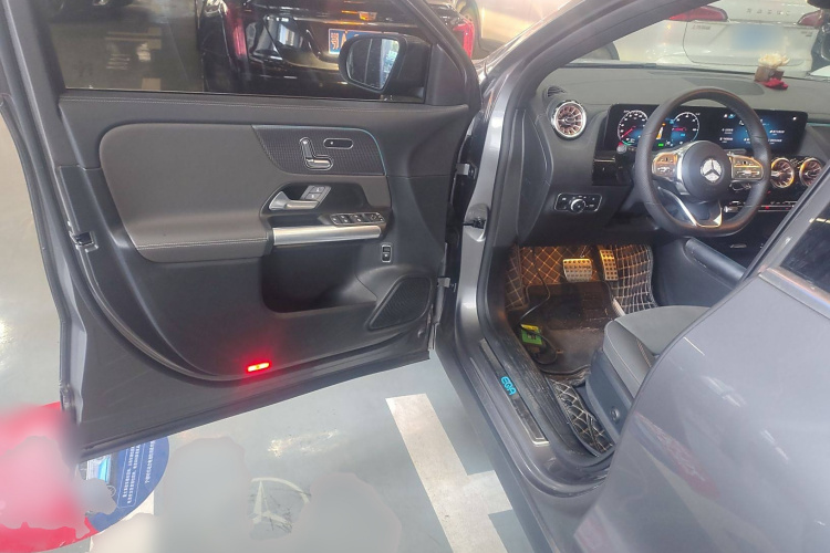 奔驰EQA 2022款 EQA 300 4MATIC 首发特别版中控内饰7003
