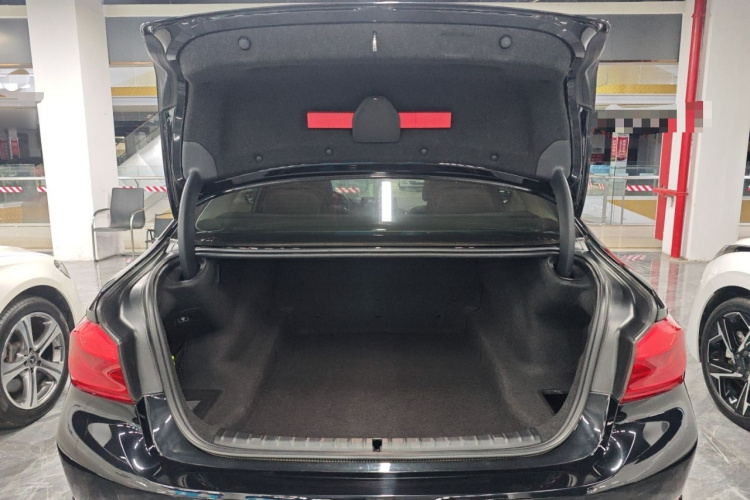 宝马5系 2018款 改款 530Li 领先型 豪华套装机舱底盘23