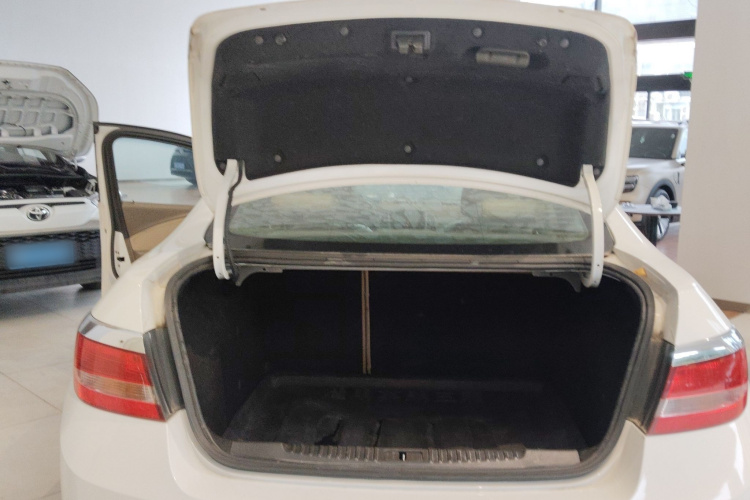 别克 英朗 2013款 GT 1.6L 自动时尚版机舱底盘23