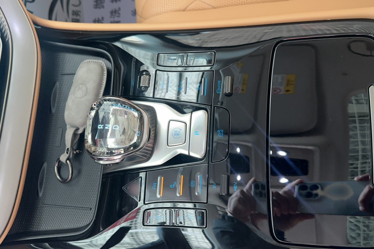 腾势D9 2024款 DM-i 980 四驱尊贵型局部细节18