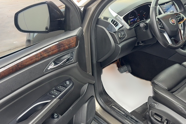 凯迪拉克SRX 2013款 3.0L 精英型中控内饰7010