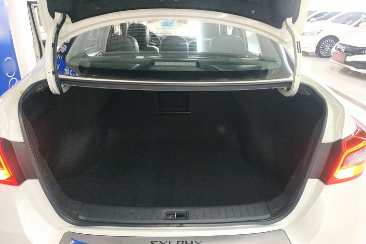 日产 轩逸 2021款 经典 1.6XL CVT豪华版机舱底盘23