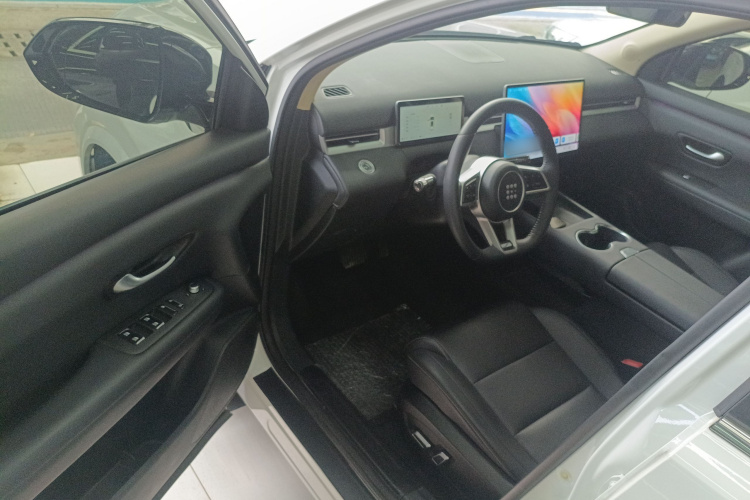 蓝电E5 PLUS 2025款 165km 长续航版PLUS 7座中控内饰7003