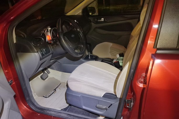 福特 福克斯 2013款 两厢经典 1.8L 自动基本型中控内饰19