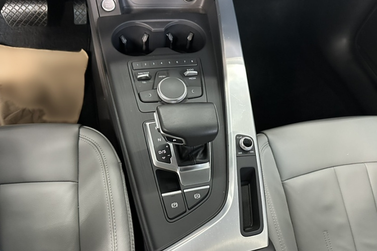 奥迪A4L 2018款 30周年年型 45 TFSI quattro 个性运动版中控内饰7005