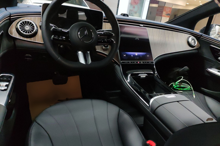 奔驰EQE 2022款 350 豪华版中控内饰12