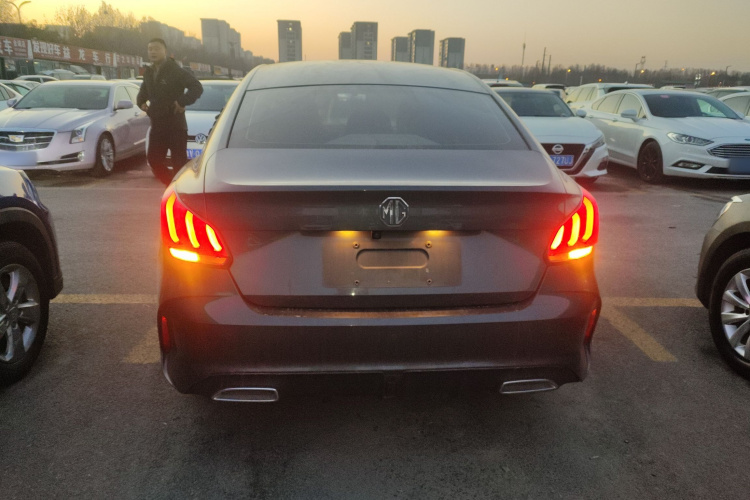 名爵 MG5 2022款 180DVVT CVT青春豪华版车身外观6