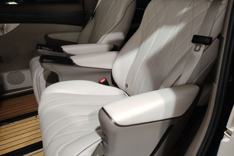 腾势D9 2022款 DM-i 970 四驱旗舰型中控内饰7004