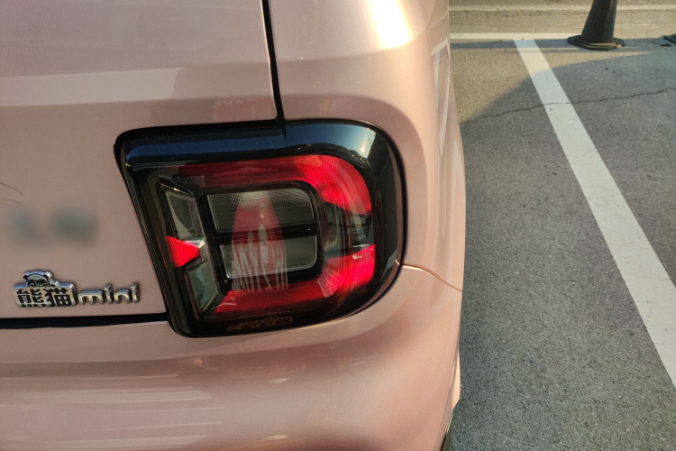 吉利银河 2023款 熊猫mini 200km 耐力熊车身外观9