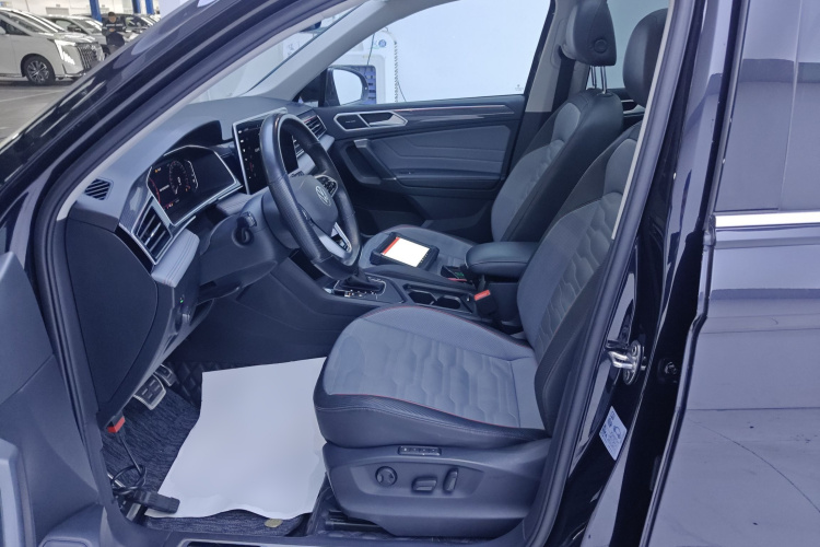 大众 途观L 2023款 330TSI 自动两驱R-Line旗舰版中控内饰19