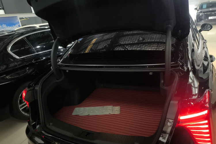 红旗H5 2024款 1.5T DCT智联旗韵版机舱底盘23