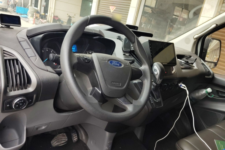 福特 全顺 2019款 2.0T汽油自动多功能商用车短轴低顶6座国VI中控内饰13