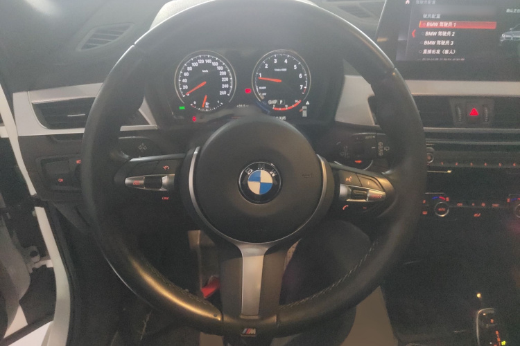 宝马X2 2021款 改款 xDrive25i 曜夜版中控内饰13