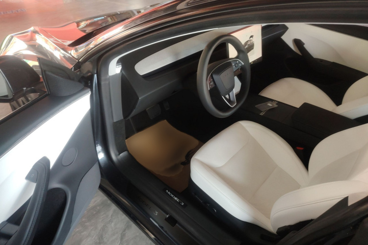 特斯拉 Model 3 2023款 长续航全轮驱动版中控内饰7003