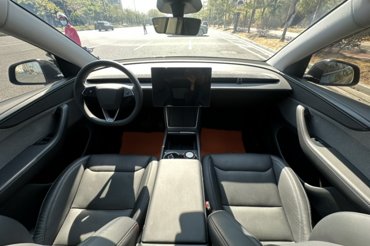 特斯拉 Model Y 2025款 后轮驱动版中控内饰7010