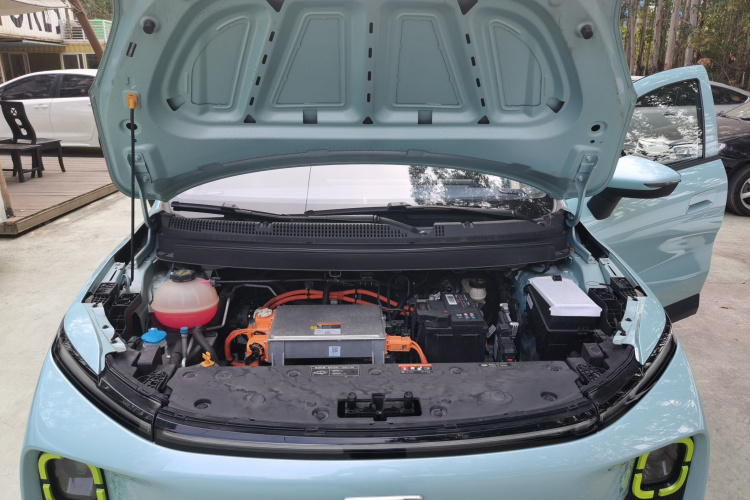 吉利几何E萤火虫 2023款 401KM 玲珑虎 5座机舱底盘24