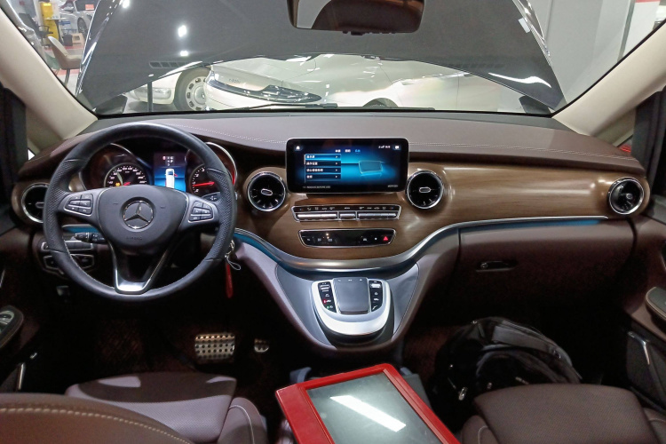奔驰V级 2022款 V 260 L 长轴距豪华版中控内饰7002