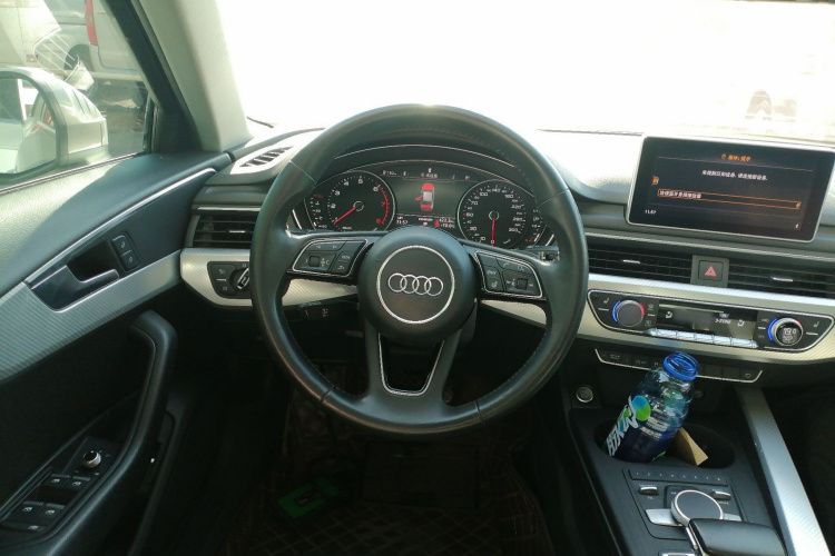 奥迪A4L 2017款 40 TFSI 时尚型中控内饰13