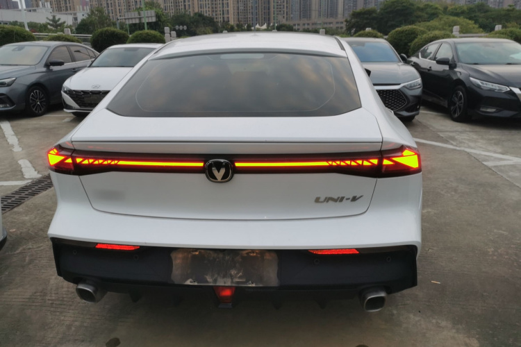 长安UNI-V 2023款 1.5T 尊贵型车身外观6