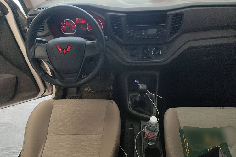 五菱汽车 五菱宏光V 2022款 1.5L劲取版液压助力LAR中控内饰7002