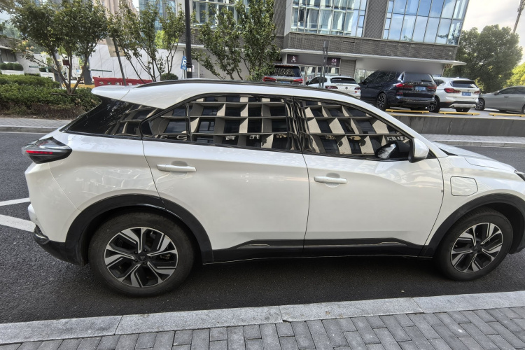 哪吒汽车 哪吒U 2022款 智500 磷酸铁锂车身外观6004