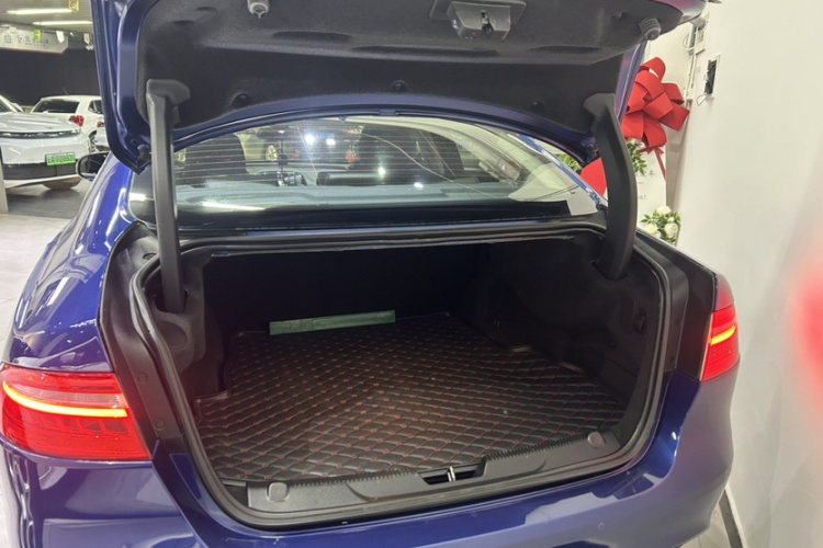 捷豹XE 2015款 2.0T 240PS R-Sport局部细节23