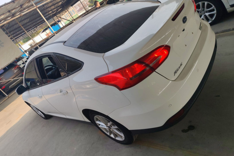 福特 福克斯 2015款 三厢 EcoBoost 125 自动超能风尚型车身外观4