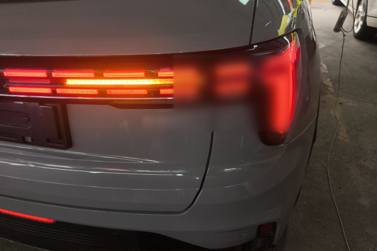 领克01 2023款 1.5TD EM-F 晨曦车身外观9