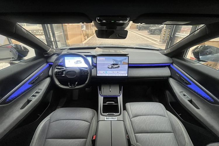 领克08 EM-P 2025款 220km 四驱性能Halo中控内饰7001