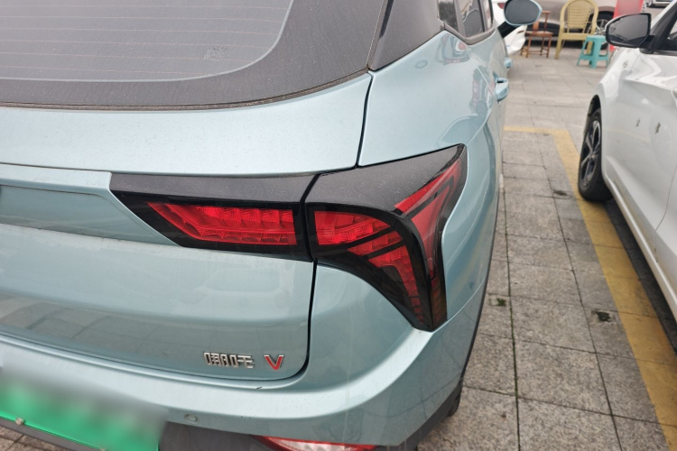 哪吒汽车 哪吒V 2022款 潮 400 Lite车身外观9