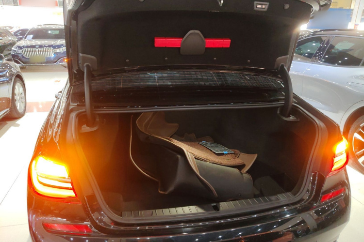 宝马7系 2018款 730Li 领先型 M运动套装机舱底盘23