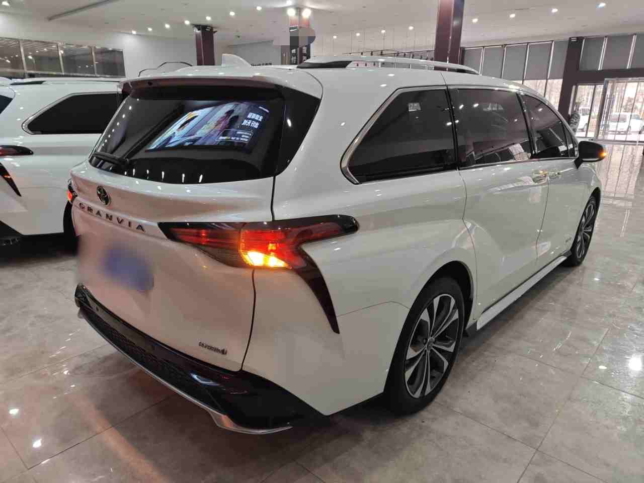 车辆右后45度视角展示