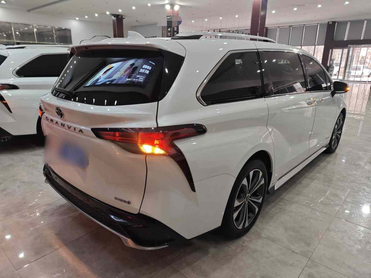 丰田 格瑞维亚 2023款 2.5L混动 尊贵PLUS版(4)