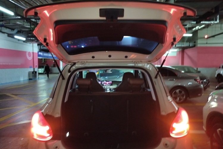 五菱汽车 五菱缤果 2023款 333km 灵犀互联+款机舱底盘23