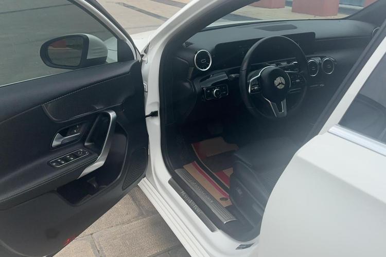 奔驰A级(进口) 2021款 A 200 动感型中控内饰7003