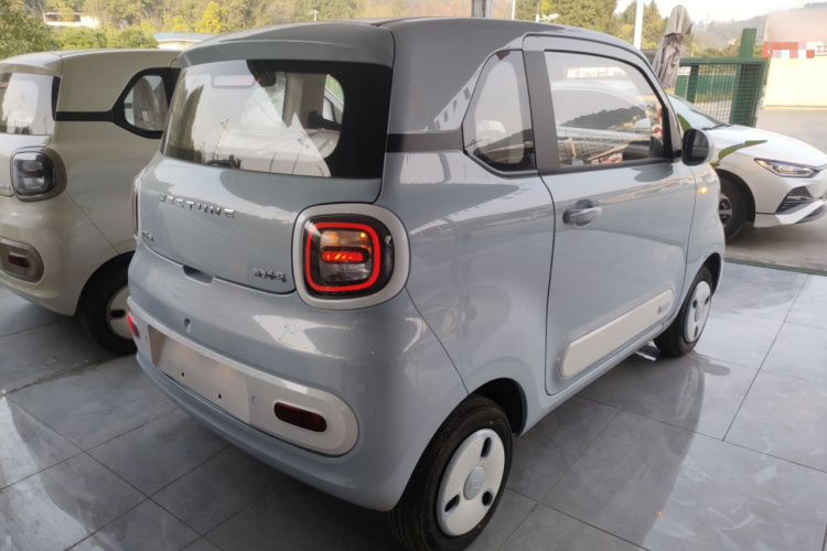 奔腾小马 2026款 222km 闪耀马车身外观6005