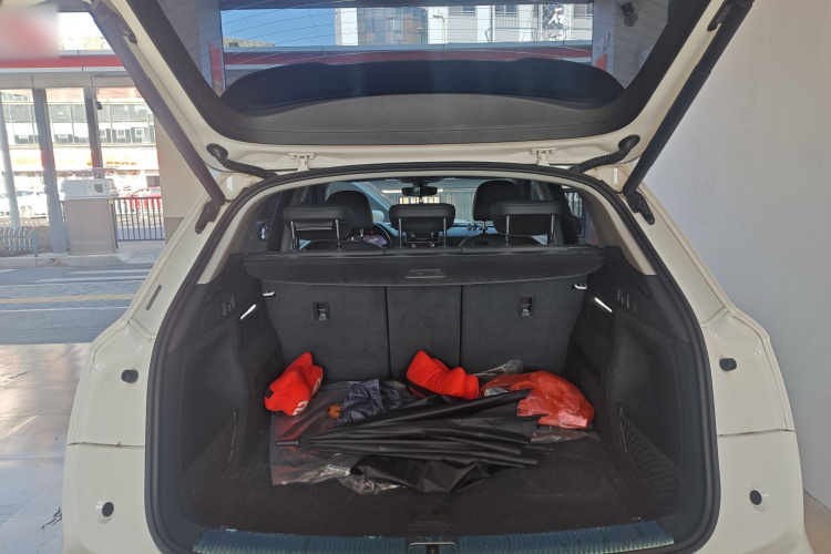 奥迪Q5L 2020款 改款 40 TFSI 荣享时尚型机舱底盘23